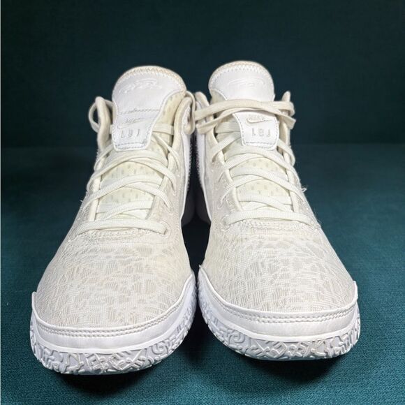 Size 8 - Men’s Nike Lebron Zoom NXXT gen white shoes - Picture 4 of 8